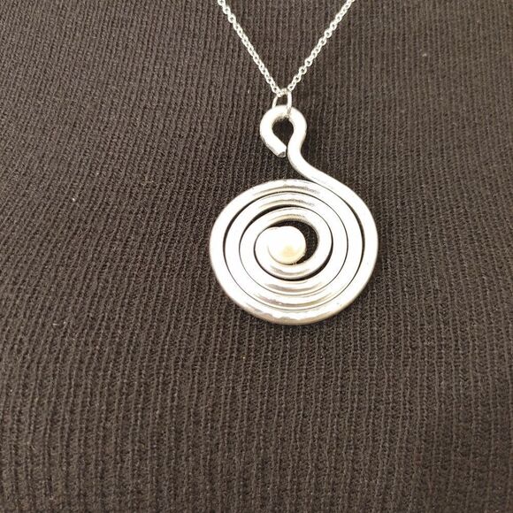 WOMEN'S CIRCULAR SILVER PLATED NECKLACE WITH A WHITE PEARL. - Picture 2 of 4